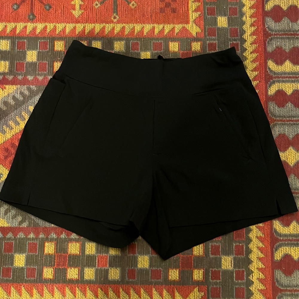 Athleta Trekkie North Shorts. Black size 6